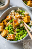 Pittige Sriracha Tofu Rice Bowls (Air Fryer of Oven)
